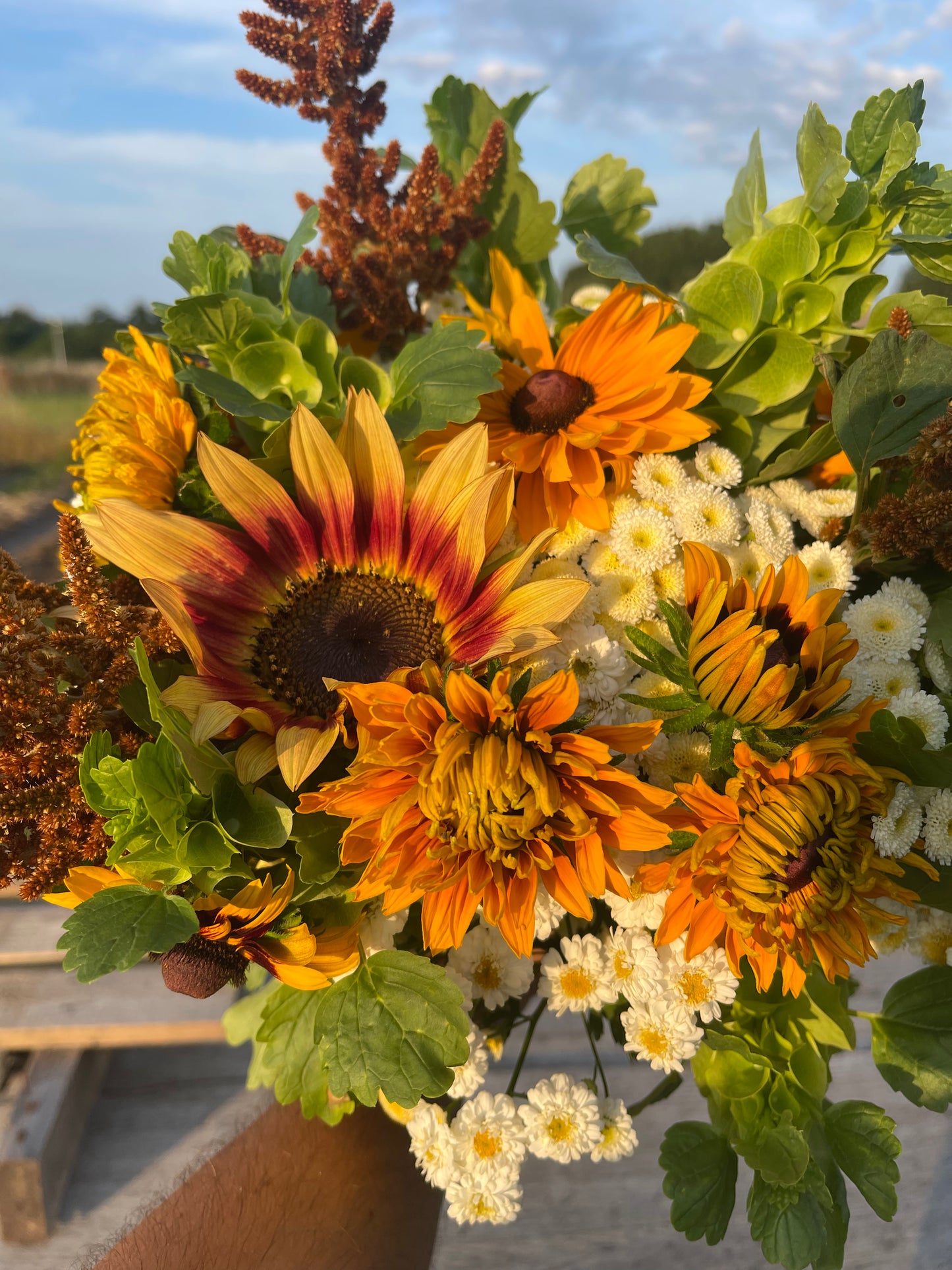 Gemengd zomerboeket met gele bloemen